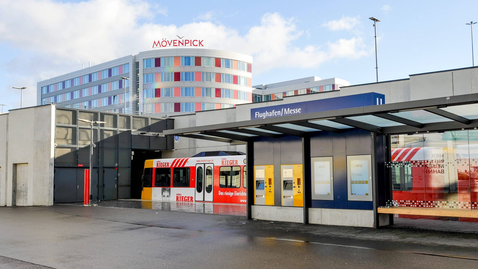 Flughafen Stuttgart mit Hotel im Hintergrund: Der Ruf von Flughafenhotels ließ früher zu wünschen übrig. Nach neuesten Beurteilungen haben die meisten einen sehr guten Standard.
