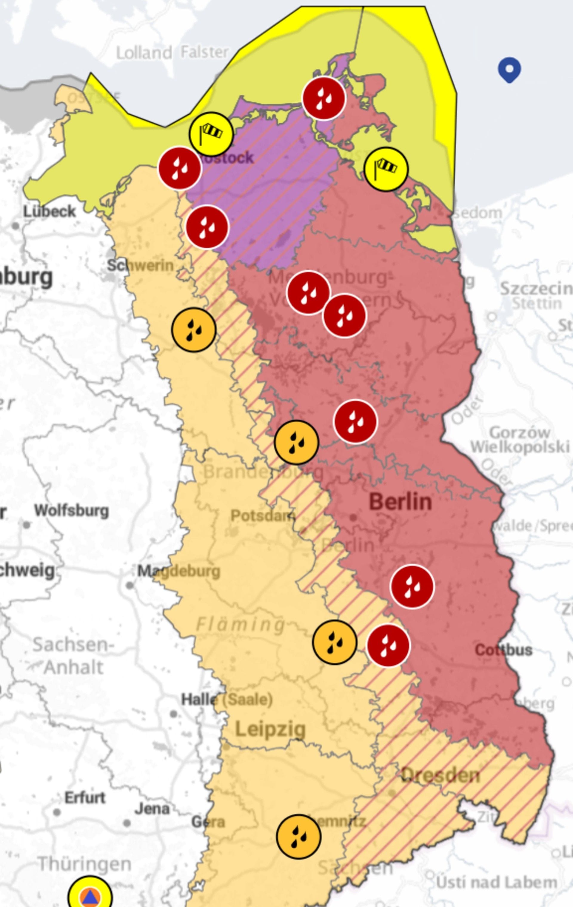 Warnkarte des DWD: An den Grenzen zu Polen und Tschechien liegt ein breiter Streifen in einem Gebiet, in dem große Regenmengen befürchtet werden – an der Küste rund um Rostock könnte es besonders schlimm werden.