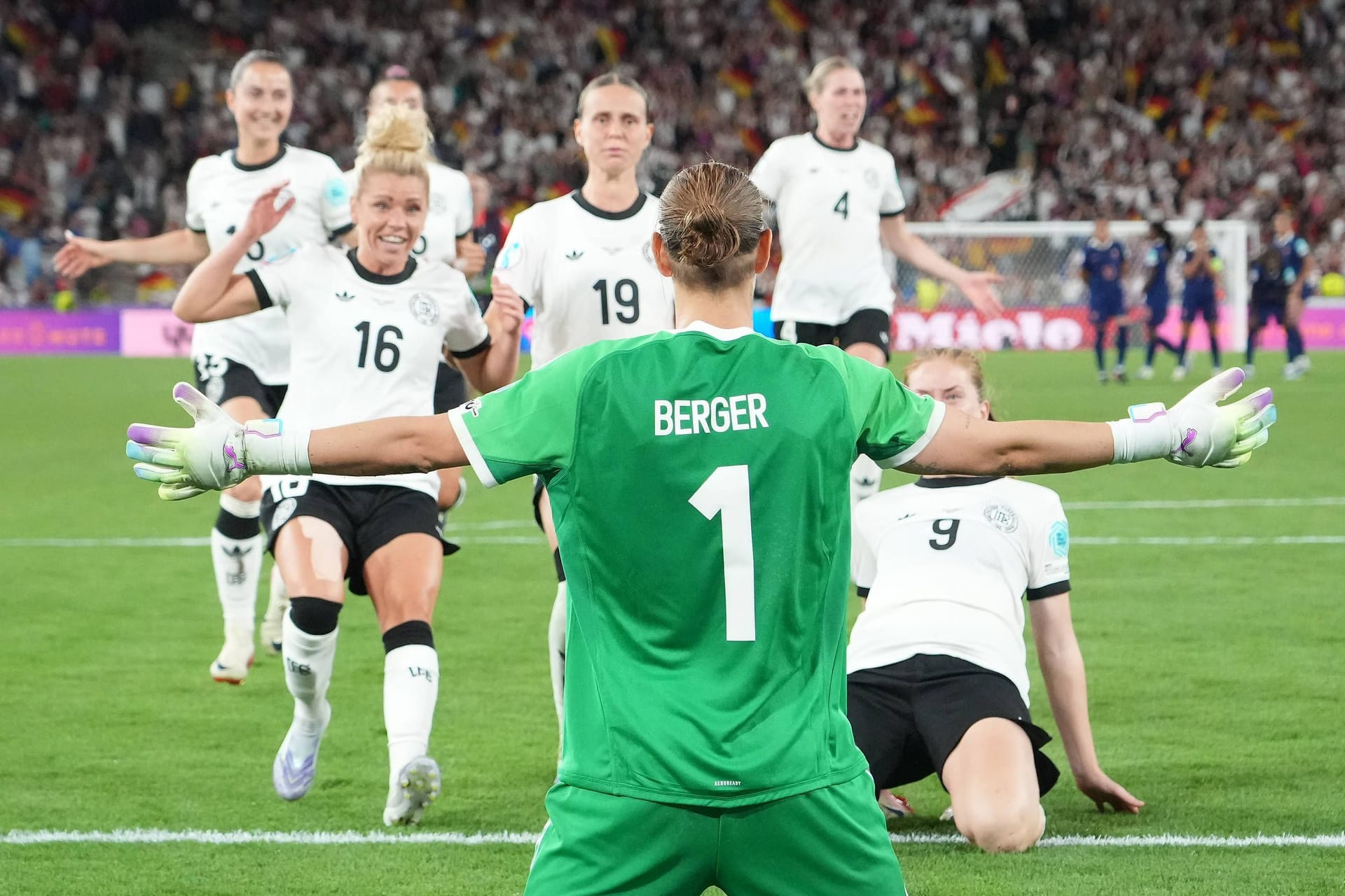 Matchwinnerin: Ann-Katrin Berger wird nach dem letzten Elfmeter von ihren Teamkolleginnen gefeiert.