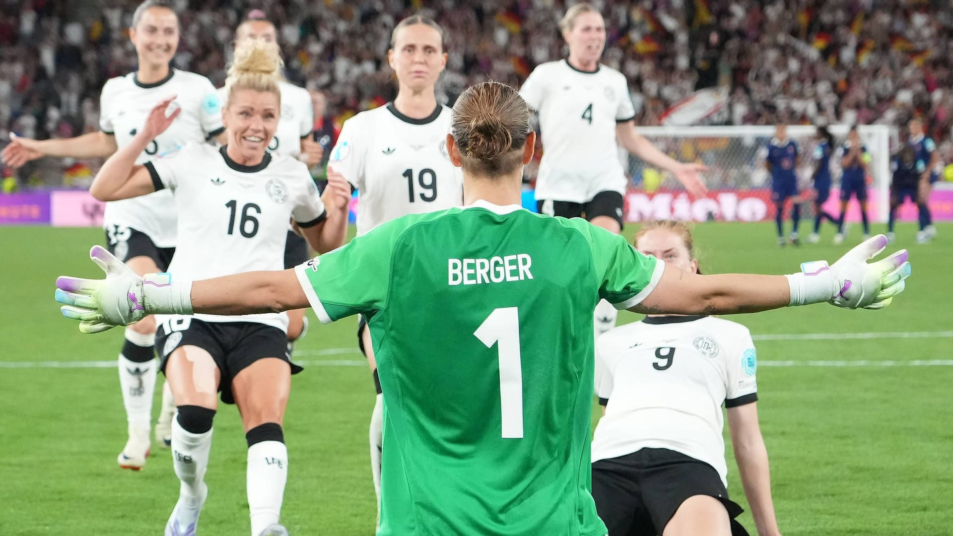 Matchwinnerin: Ann-Katrin Berger wird nach dem letzten Elfmeter von ihren Teamkolleginnen gefeiert.