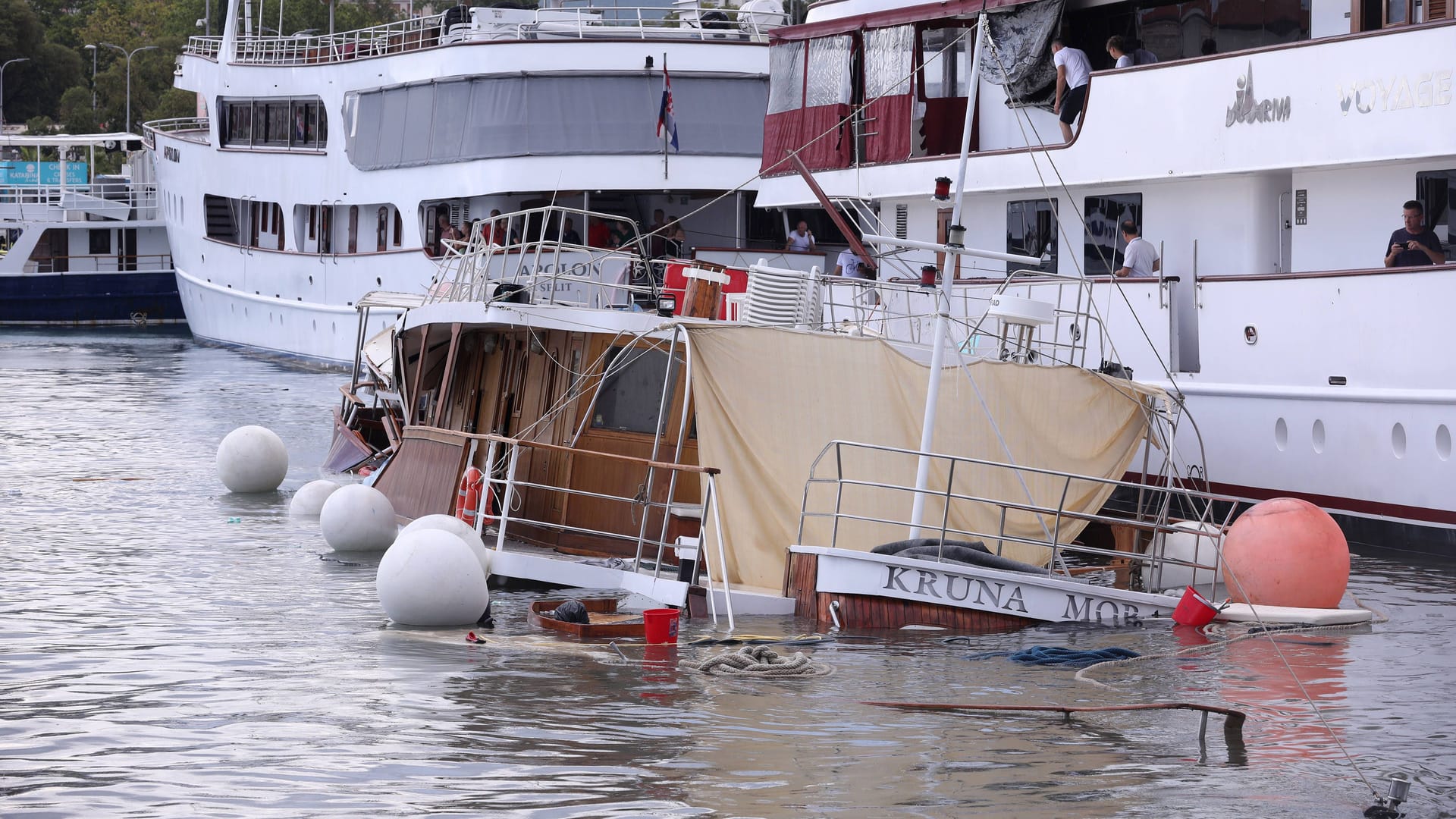 Ein Touristenboot sinkt nach dem Sturm im Hafen von Split: Eine Fähre löste sich durch die Winde und trieb unkontrolliert durch den Hafen.