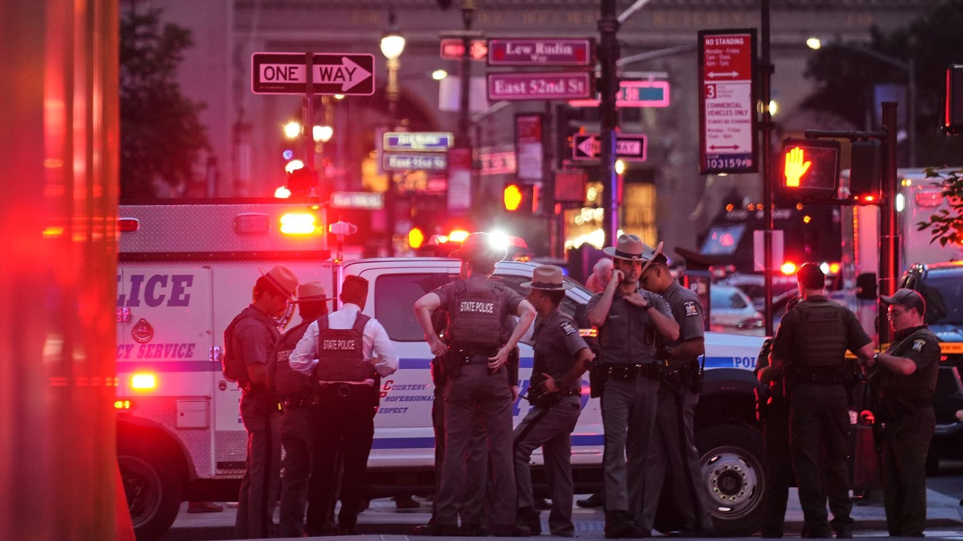 Großes Polizeiaufgebot, mitten in New York. Beamte sichern den Tatort.