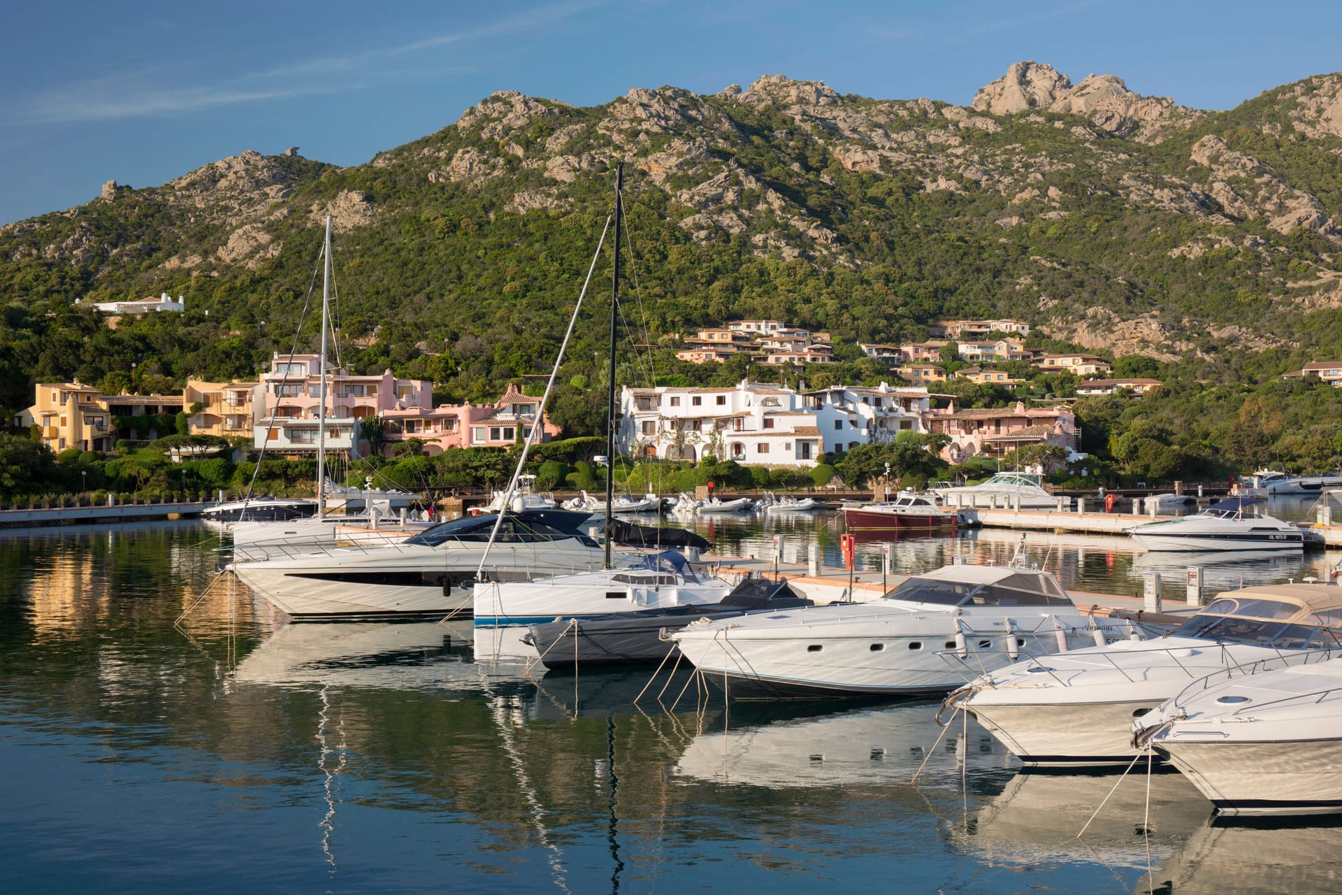 Blick auf Boote vor der Costa Smeralda (Sardinien): Hier residieren die Reichen und Superreichen in eleganter Atmosphäre.