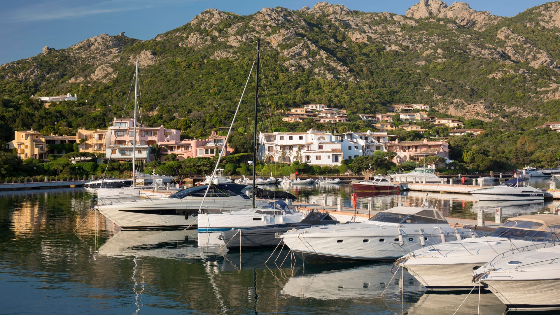 Blick auf Boote vor der Costa Smeralda (Sardinien): Hier residieren die Reichen und Superreichen in eleganter Atmosphäre.