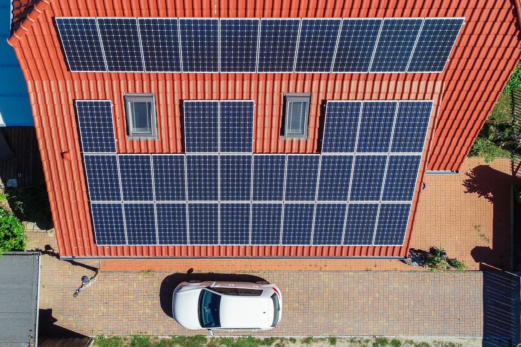 Solaranlage auf einem Dach (Archivbild): Eine "Vielzahl der Antragsteller" ist in Sachsen betroffen.