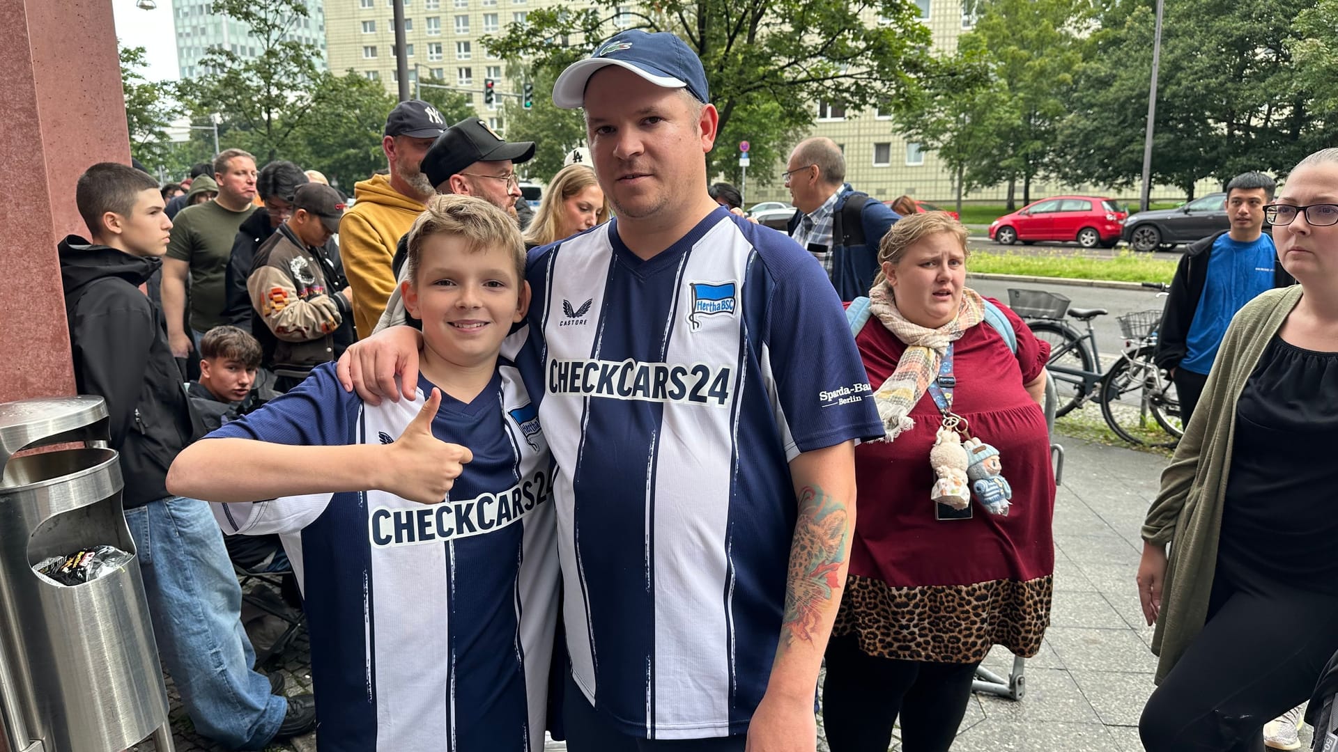 Etienne (10) und sein Vater Markus (41): Sie schafften es, den Platz ganz vorne zu ergattern.