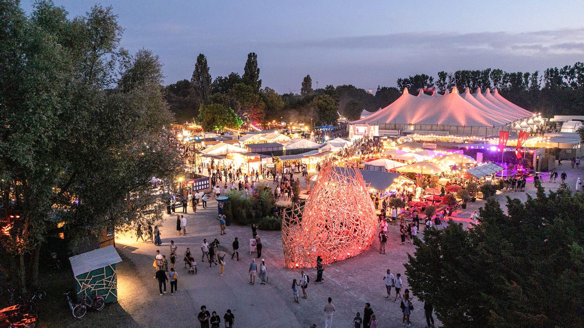 Das Tollwood Sommerfestival: Es war auch in diesem Jahr wieder eine beliebte Anlaufstelle für das Münchner Publikum. Das Tollwood Sommerfestival: Es war auch in diesem Jahr wieder eine beliebte Anlaufstelle für das Münchner Publikum.