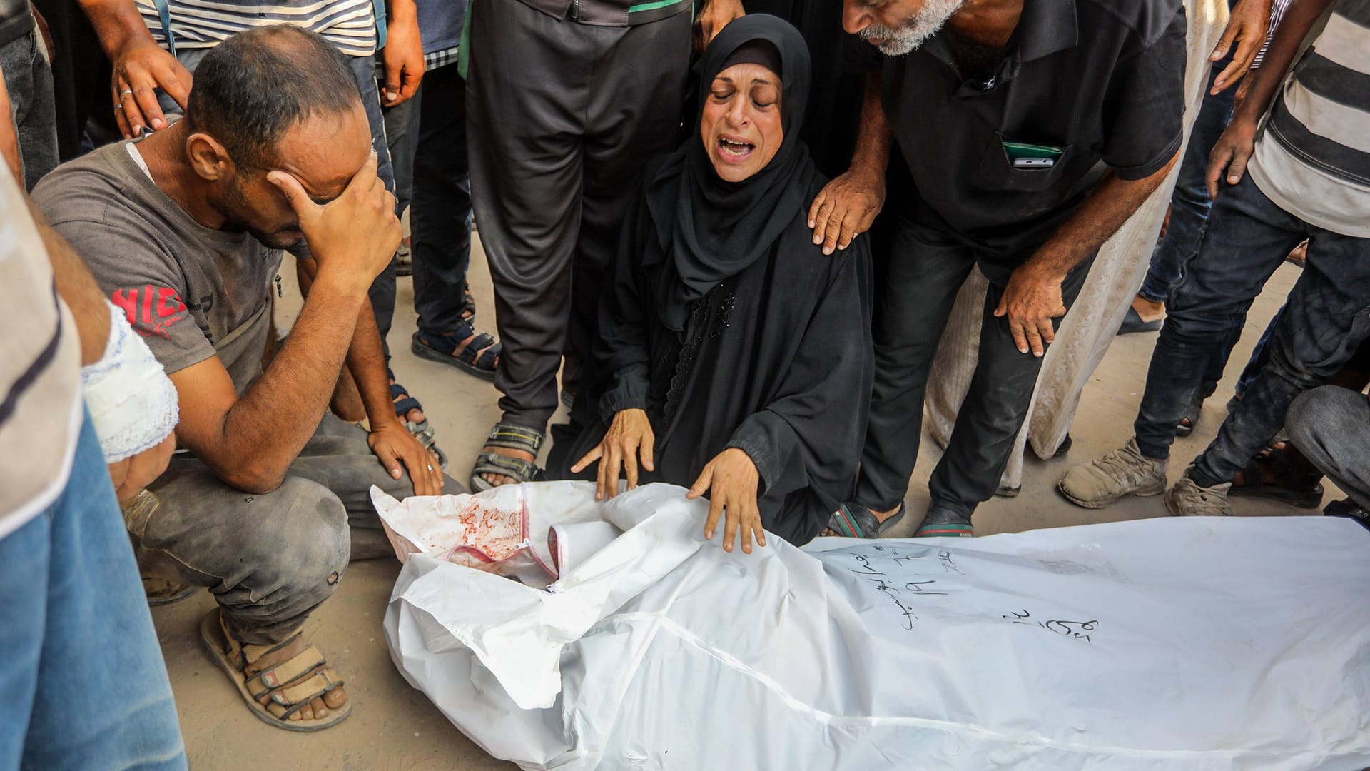 Palästinenser trauern nach einem israelischen Angriff im Gazastreifen um ihre Angehörigen: IDF-Soldaten sollen auf Menschen in der Nähe eines Hilfszentrums geschossen haben.