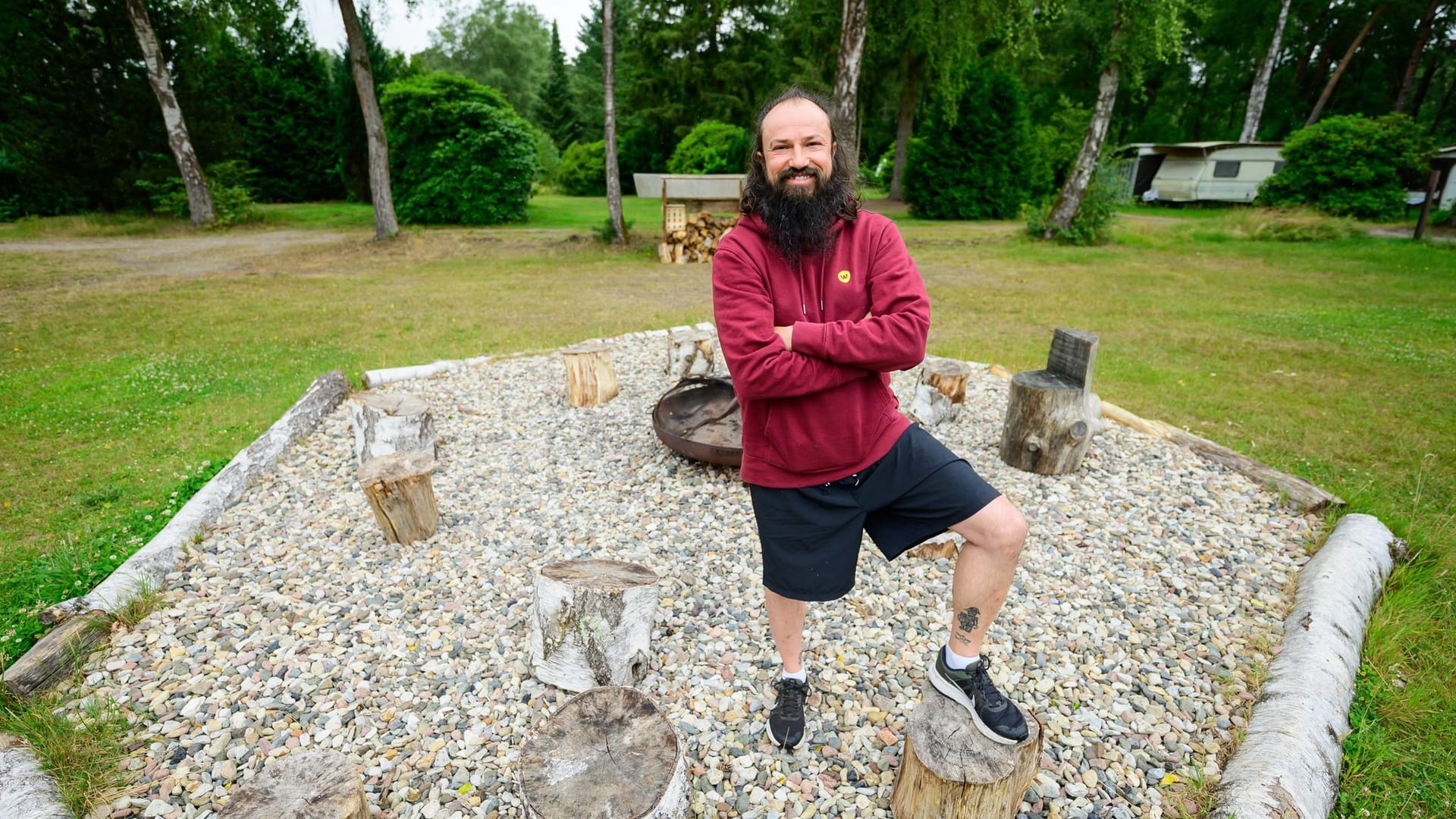 Camp-Manager Mario Rasch steht auf dem Gelände vom Wildwood Camping.