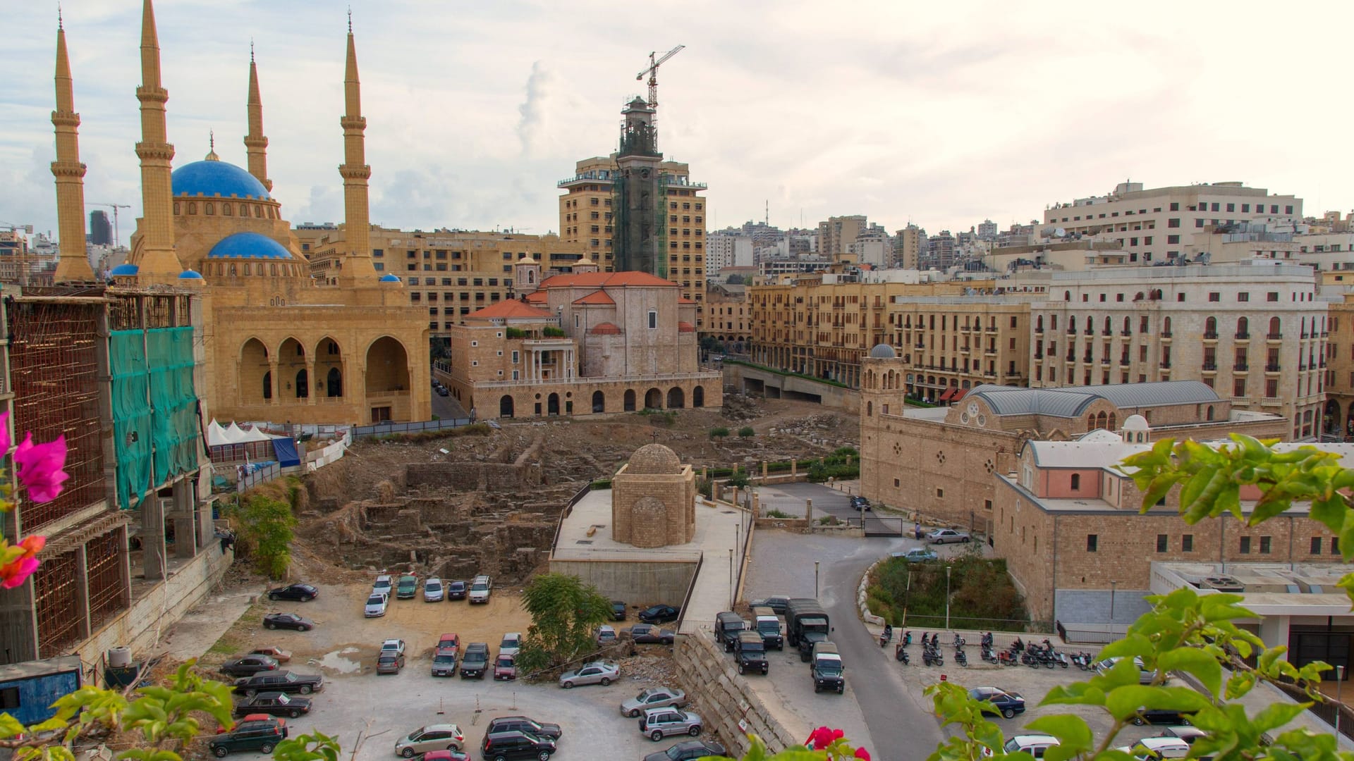 Die Mohammed-al-Amin-Moschee, daneben die Sankt-Georgs-Kathedrale und der Al-Nourieh-Schrein in Beirut (Archivbild): Die Stadt ist bald ohne Umstieg ab Franken erreichbar. Die Mohammed-al-Amin-Moschee, daneben die Sankt-Georgs-Kathedrale und der Al-Nourieh-Schrein in Beirut (Archivbild): Die Stadt ist bald ohne Umstieg ab Franken erreichbar.