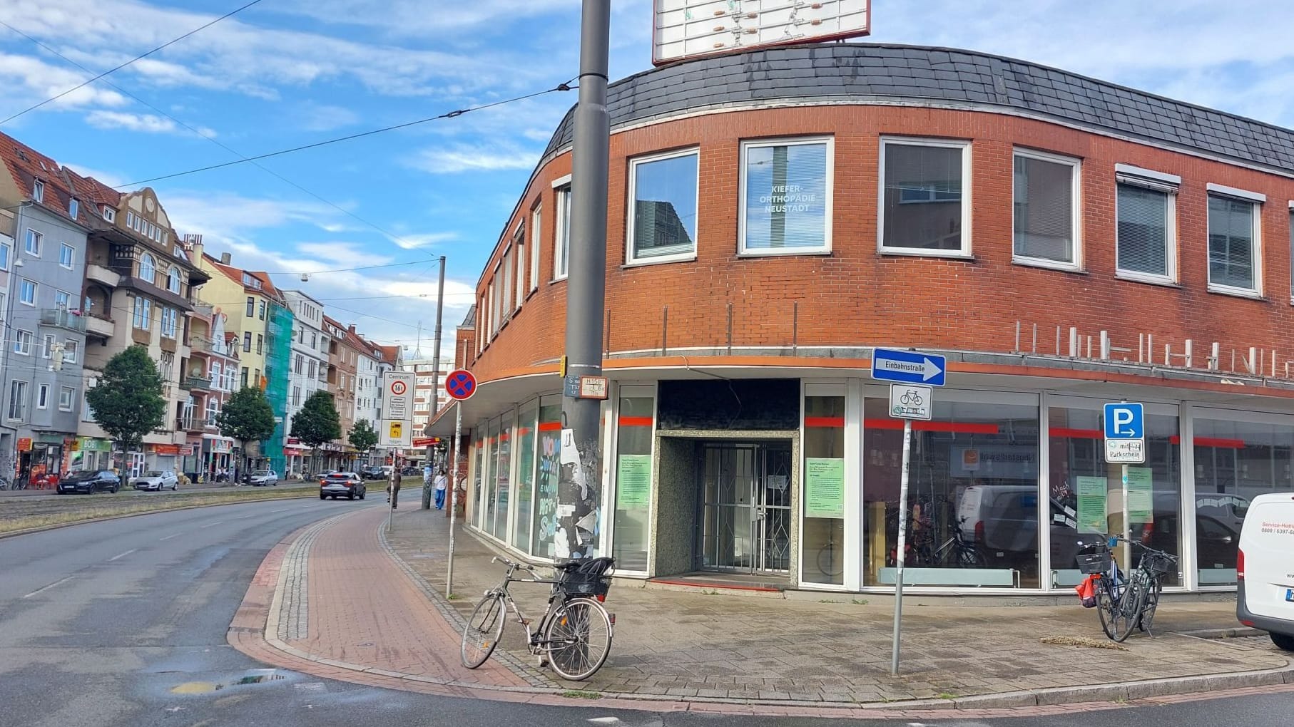 Das Eckgebäude an der Friedrich-Ebert-Straße stand zuletzt leer – ab Ende des Jahres soll hier wieder Leben einziehen.