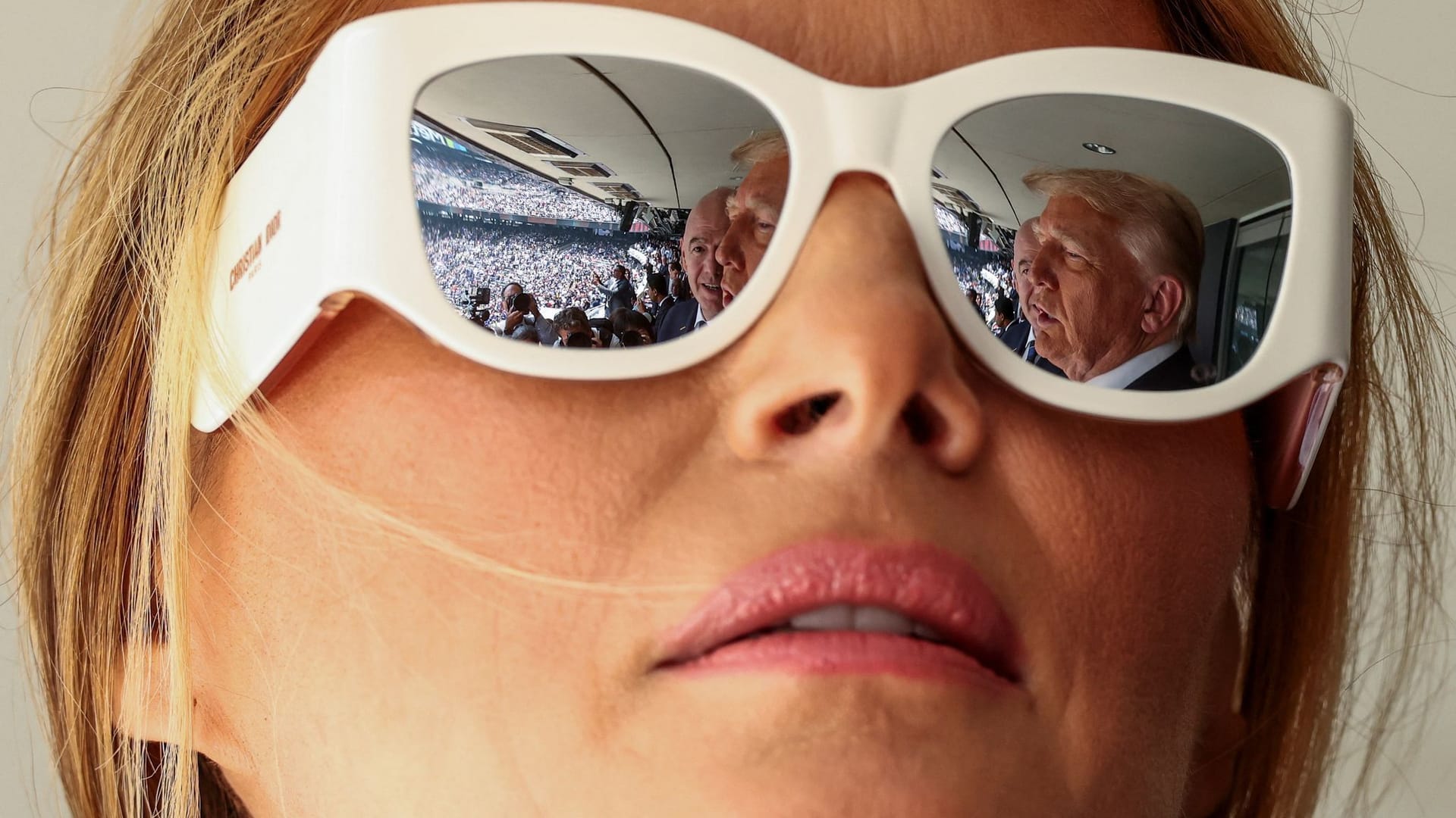 Das Geschehen in der Präsidentenloge durch die Sonnenbrille von Melania Trump.
