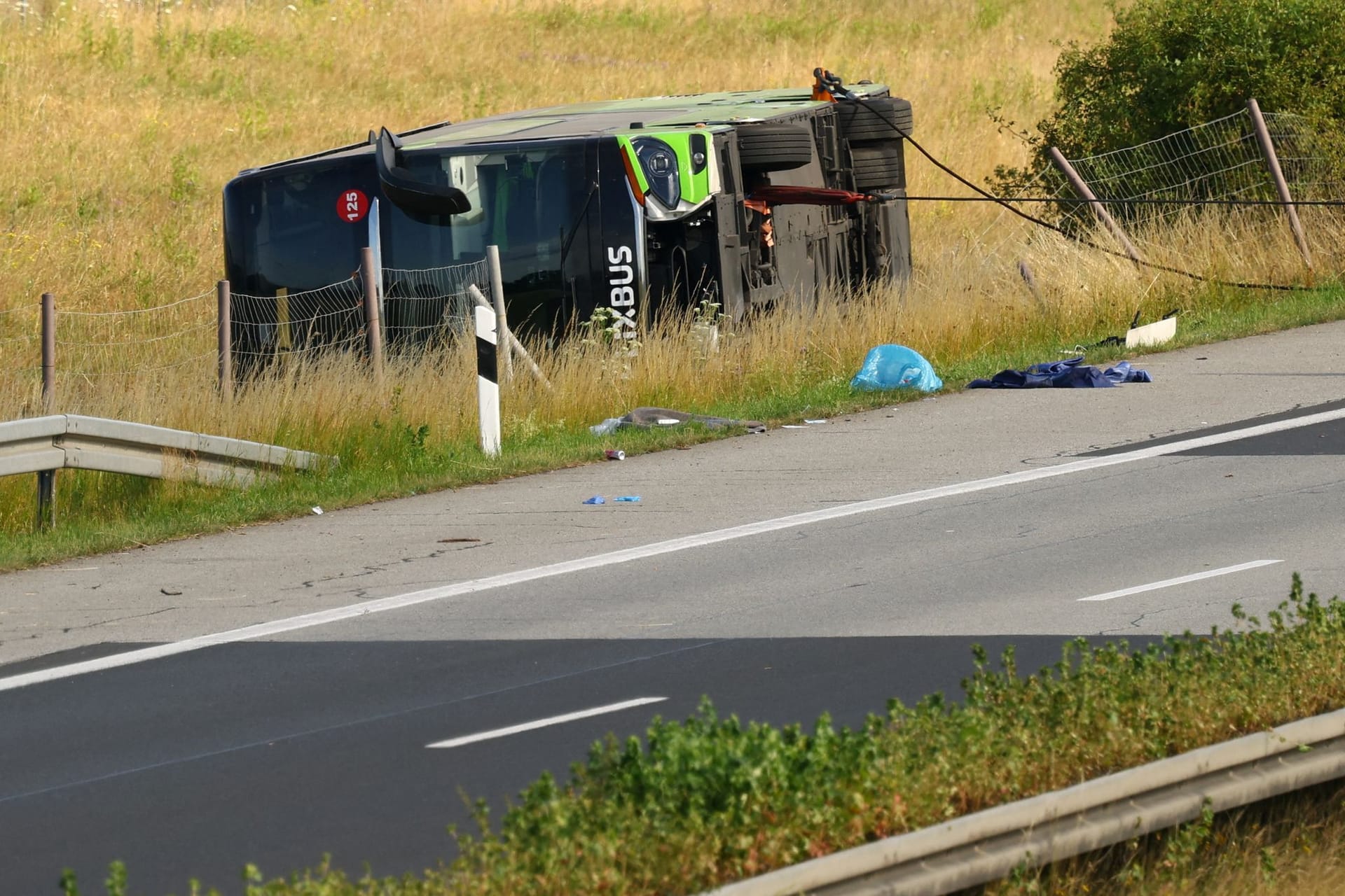 Der umgestürzte Flixbus auf der A19: 20 Menschen wurden teils schwer verletzt.
