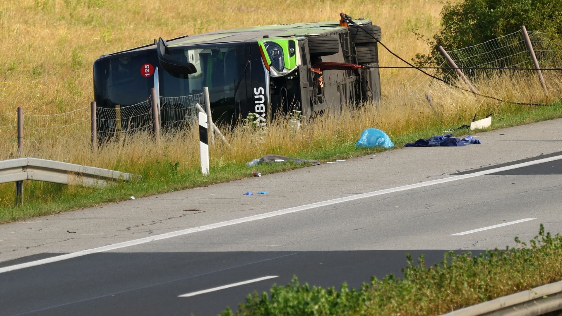 Der umgestürzte Flixbus auf der A19: 20 Menschen wurden teils schwer verletzt.