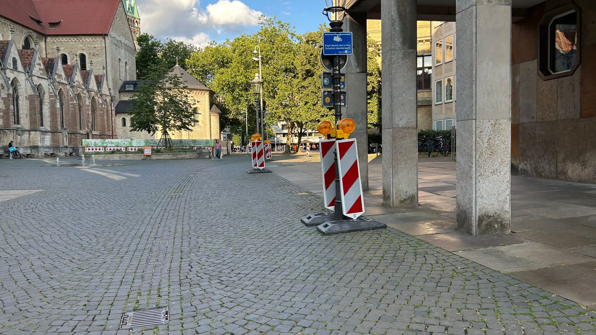 Auffällig: Baken schirmen die historischen Laternen am Braunschweiger Domplatz ab.