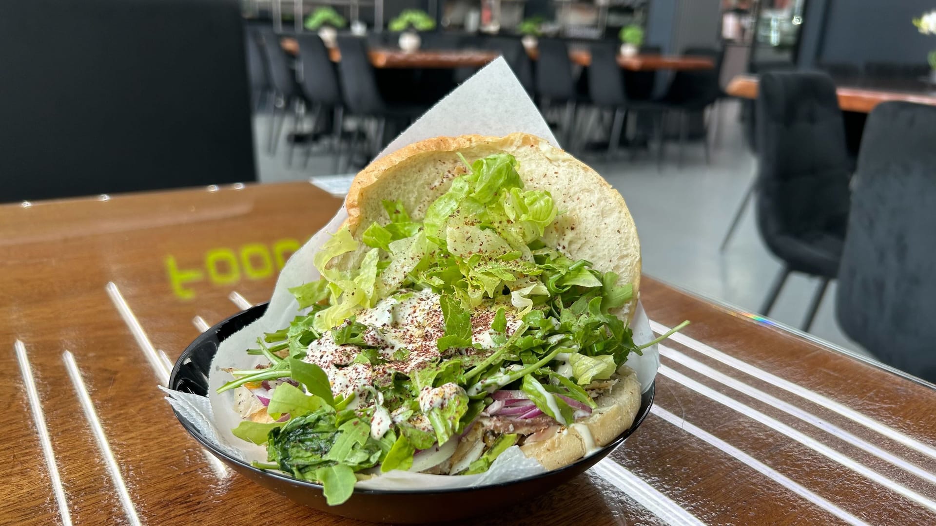 Der erste Fischdöner Berlins: Üppig viel Kräutersoße, Makrelenscheiben und ganz viel Salat.