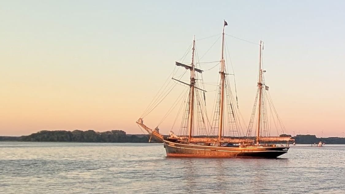 Der Dreimast-Toppsegelschoner vor Travemünde: Das ehemalige Frachtsegelschiff ist auf Grund gelaufen.