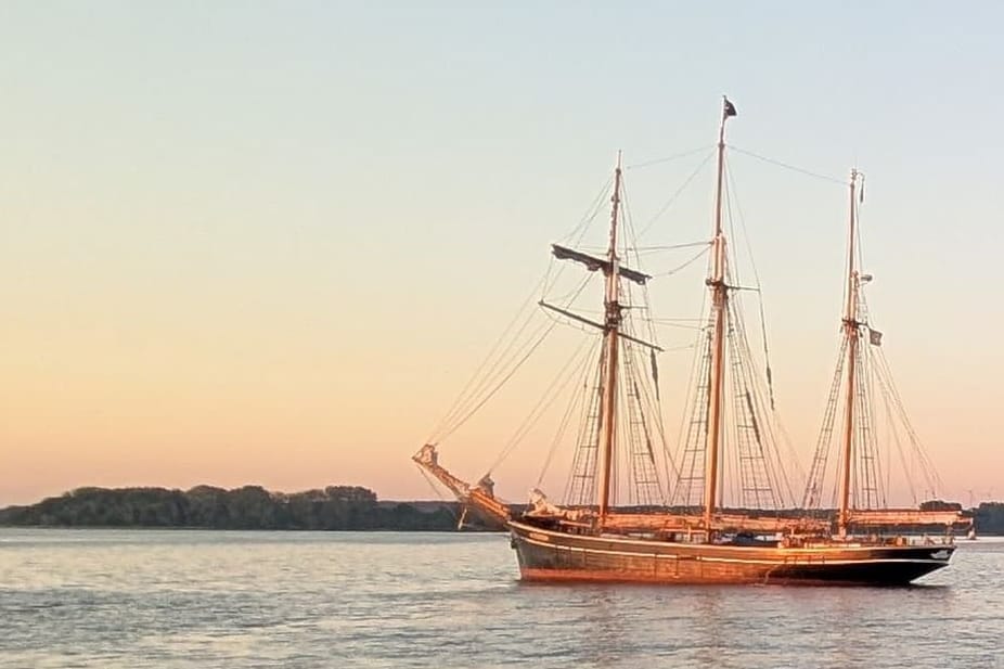 Der Dreimast-Toppsegelschoner vor Travemünde: Das ehemalige Frachtsegelschiff ist auf Grund gelaufen.