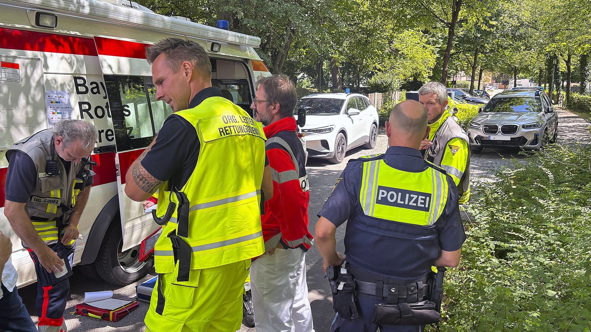 Einsatzkräfte stehen an der Schule: Zahlreiche Schüler hätten am Vormittag über Augenreizungen und Atembeschwerden geklagt Einsatzkräfte stehen an der Schule: Zahlreiche Schüler hätten am Vormittag über Augenreizungen und Atembeschwerden geklagt