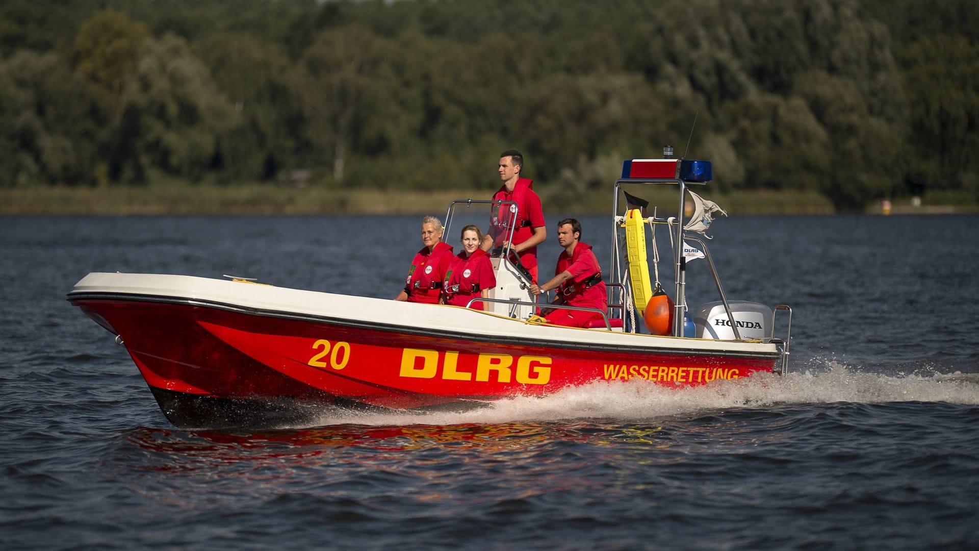 Rettungsboot der DLRG (Archivbild): Alle Passagiere konnten schnell aus dem Wasser gerettet werden. Rettungsboot der DLRG (Archivbild): Alle Passagiere konnten schnell aus dem Wasser gerettet werden.