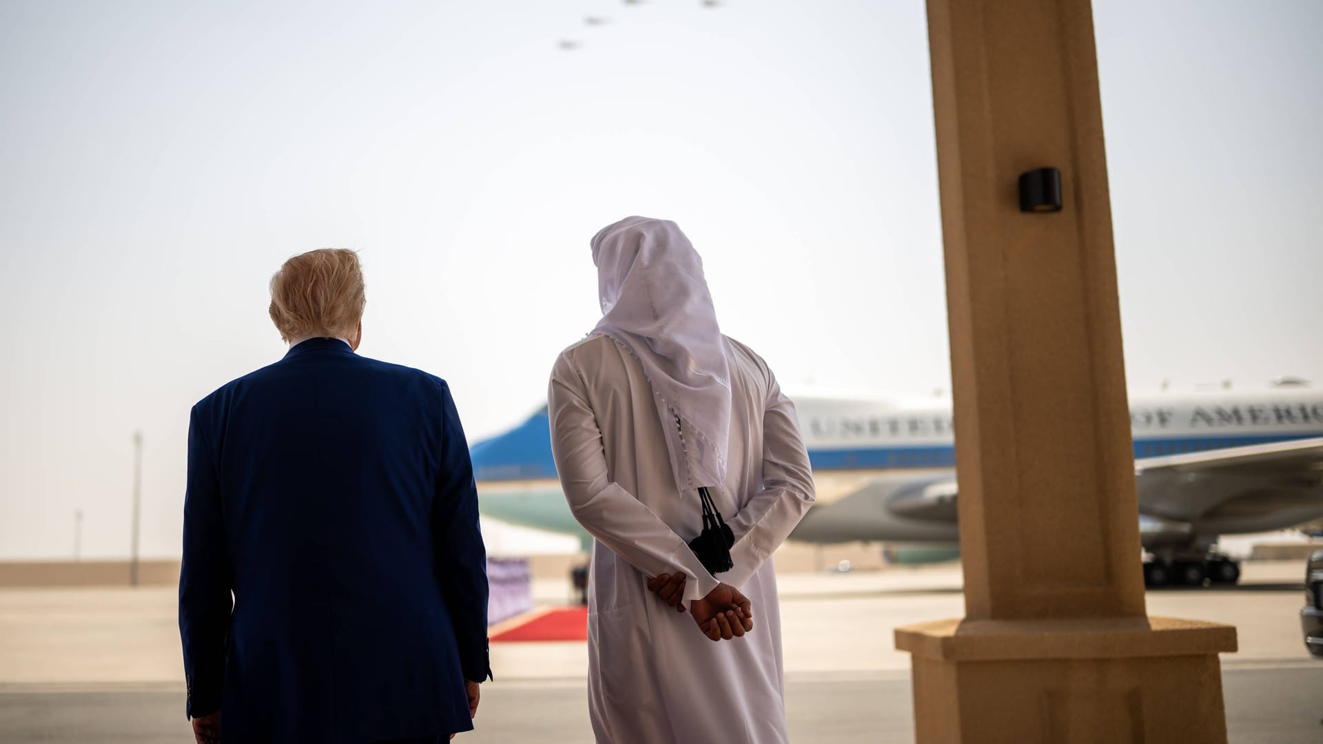 Donald Trump (links), mit dem Scheich von Katar (rechts), mit der Air Force One im Hintergrund (Archivbild): Der Umbau der neuen Air Force One könnte doppelt so teuer werden wie ursprünglich angenommen.