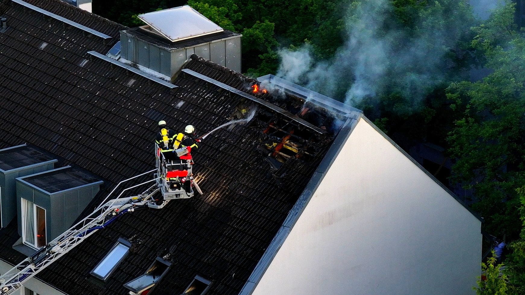 Hamburg Bahrenfeld - Wohnungsbrand greift auf Dach über