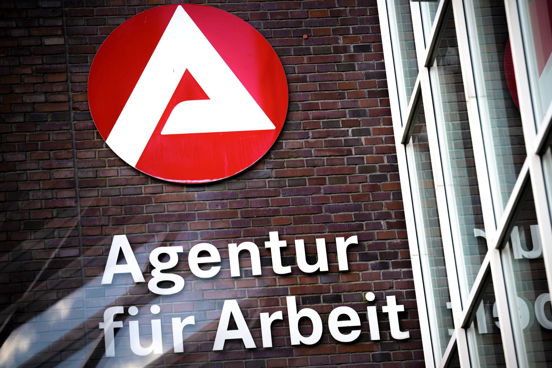 Der Schriftzug einer Arbeitsagentur (Symbolbild): Arbeitslosengeld wird für ältere Arbeitslose länger gezahlt als für jüngere.