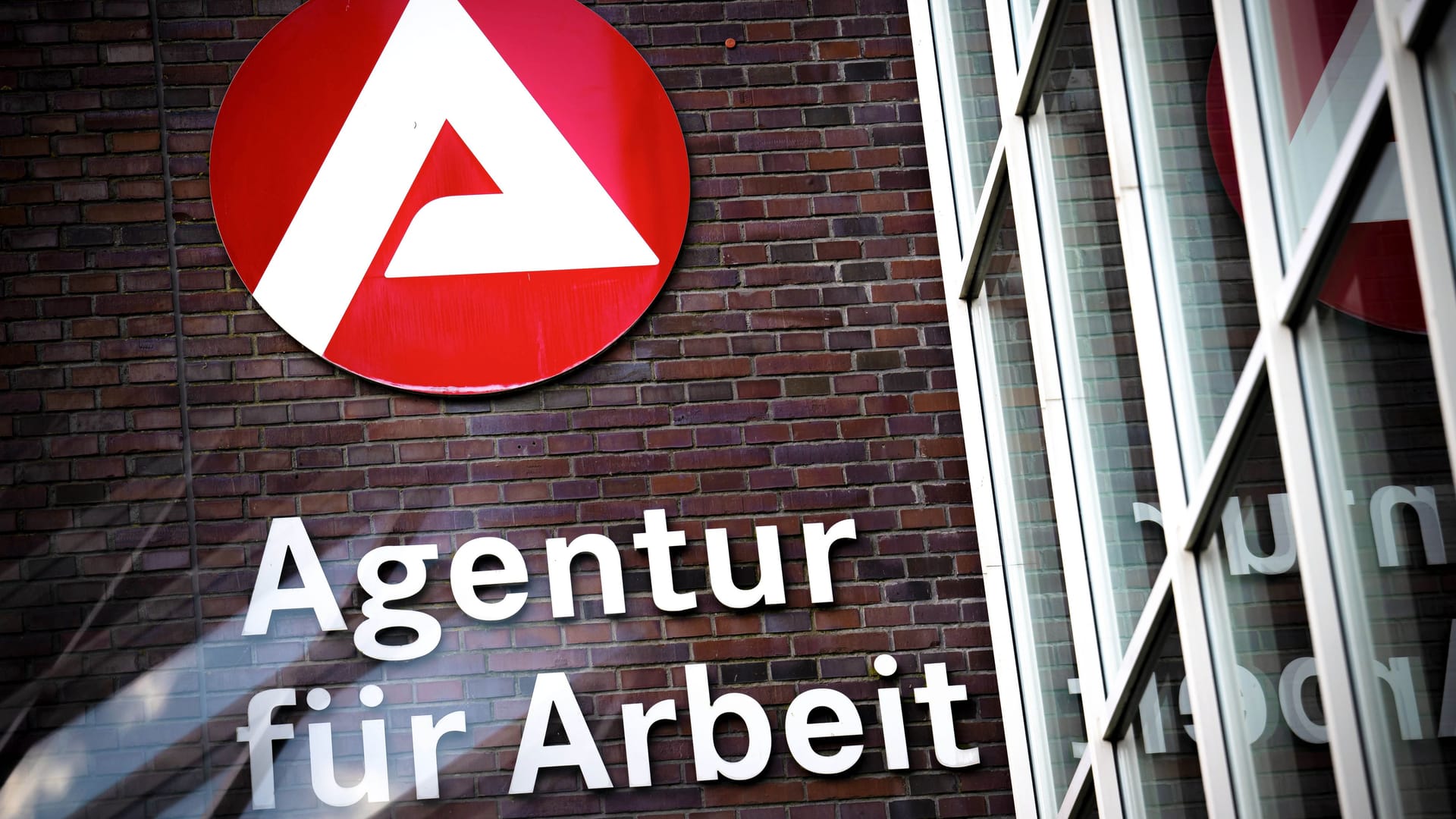 Der Schriftzug einer Arbeitsagentur (Symbolbild): Arbeitslosengeld wird für ältere Arbeitslose länger gezahlt als für jüngere.