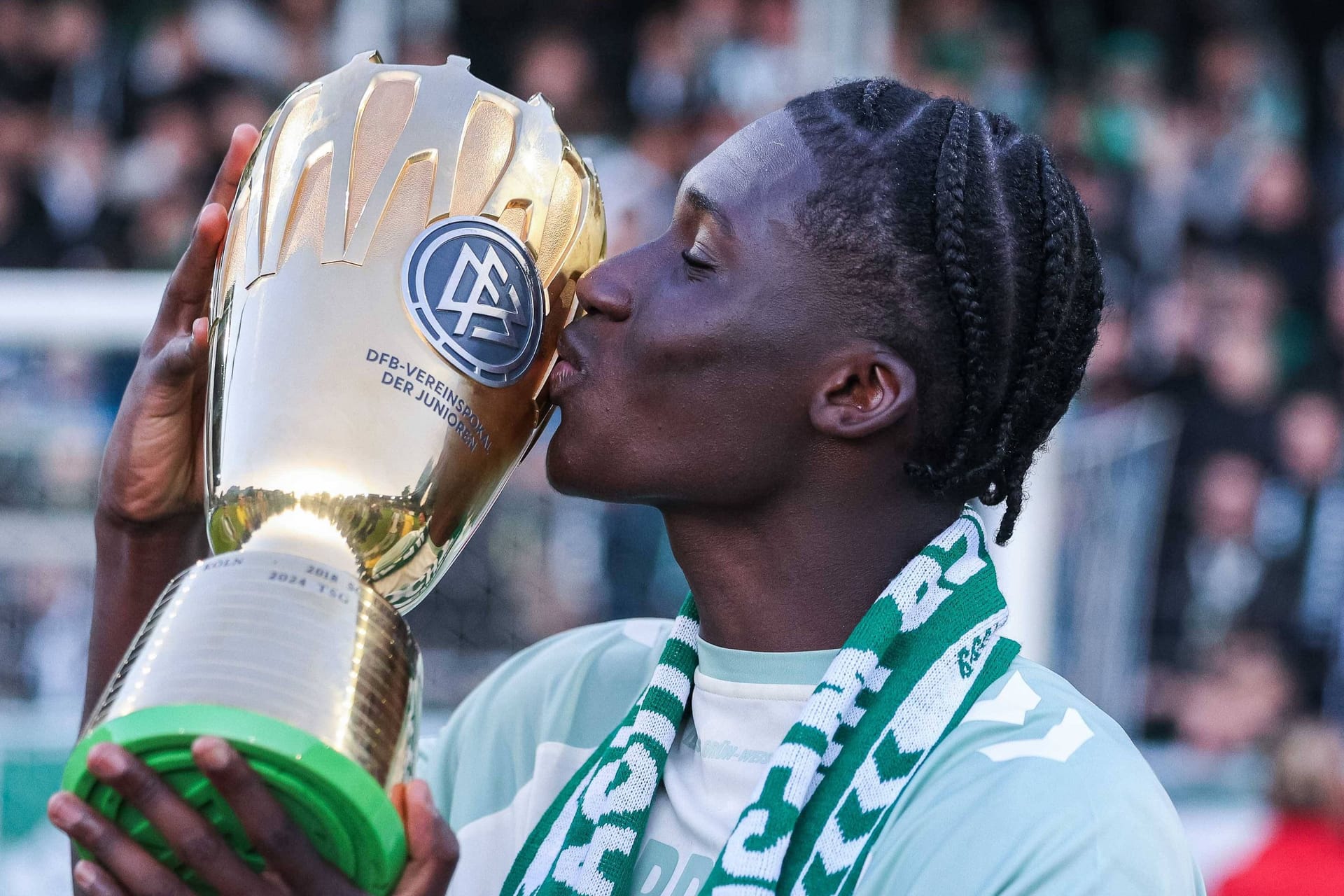 Bremens Karim Coulibaly nach dem Triumph im U19-DFB-Pokal (Archivfoto): Er spielt in der neuen Saison bei den Profis. Bremens Karim Coulibaly nach dem Triumph im U19-DFB-Pokal (Archivfoto): Er spielt in der neuen Saison bei den Profis.