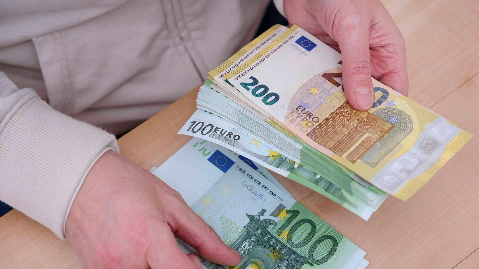 Frau zählt Euro Scheine (Symbolfoto): In Hamburg verdienen Vollzeitbeschäftigte im Mittel mehr als in jedem anderen Bundesland. Frau zählt Euro Scheine (Symbolfoto): In Hamburg verdienen Vollzeitbeschäftigte im Mittel mehr als in jedem anderen Bundesland.