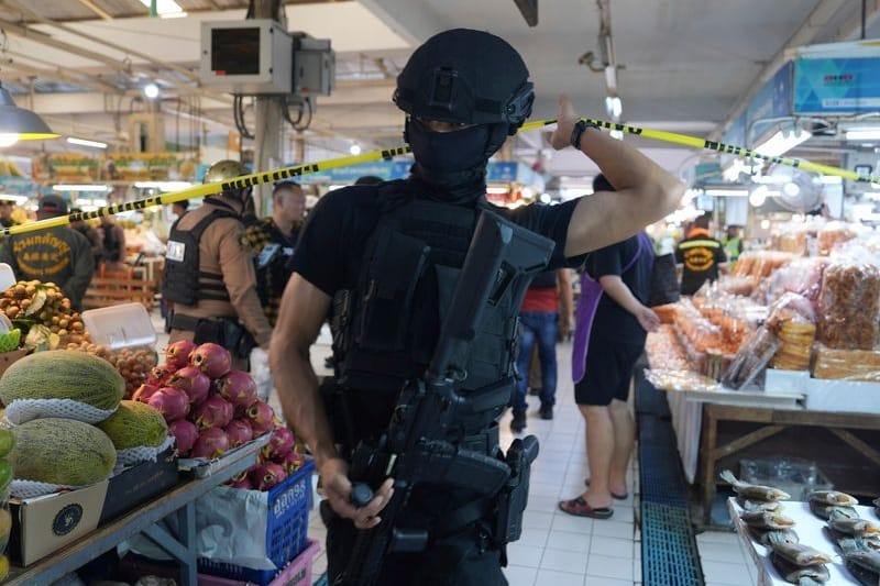Polizisten einer Spezialeinheit an einem Tatort auf dem Markt: Der Angreifer tötete fünf Menschen und sich selbst.