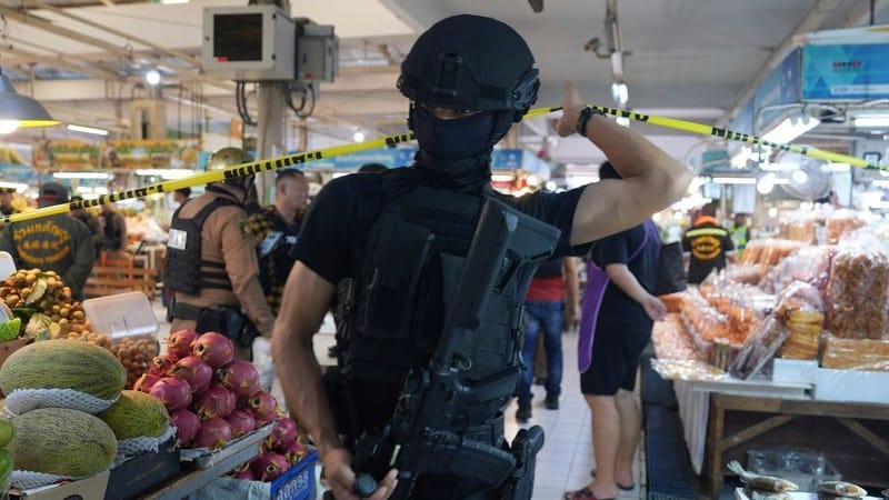 Polizisten einer Spezialeinheit an einem Tatort auf dem Markt: Der Angreifer tötete fünf Menschen und sich selbst.