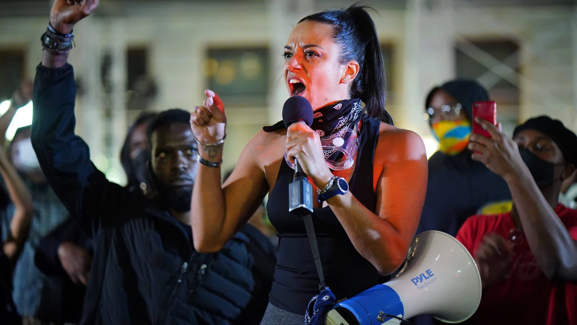 Proteste vor dem Gericht in New York, wo der Polizist Brett Hankison wegen der Tötung von Breanna Taylor angeklagt war (Archivbild). Proteste vor dem Gericht in New York, wo der Polizist Brett Hankison wegen der Tötung von Breanna Taylor angeklagt war (Archivbild).