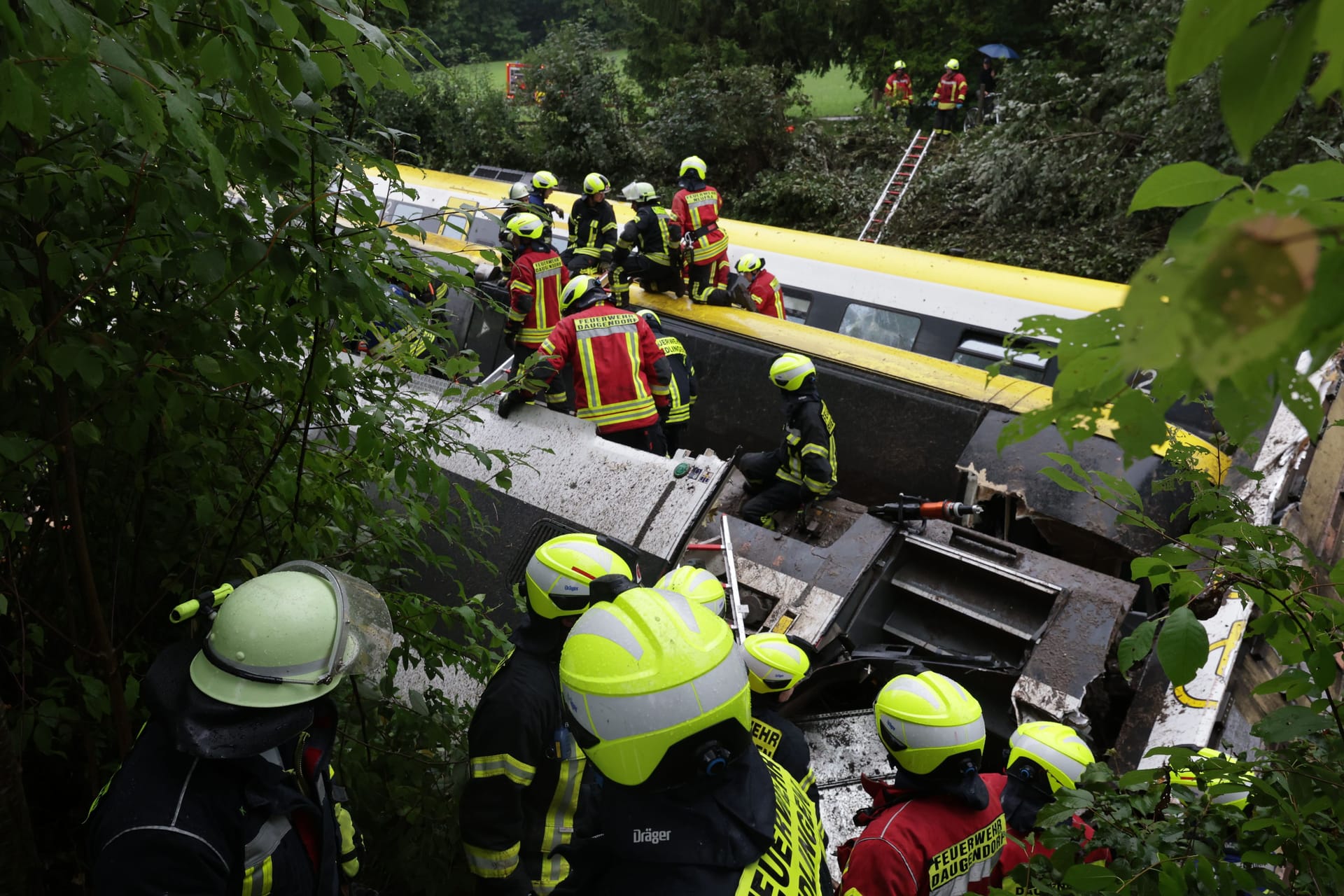 Entgleister Regionalzug im Kreis Biberach: Rettungskräfte suchen nach Fahrgästen.