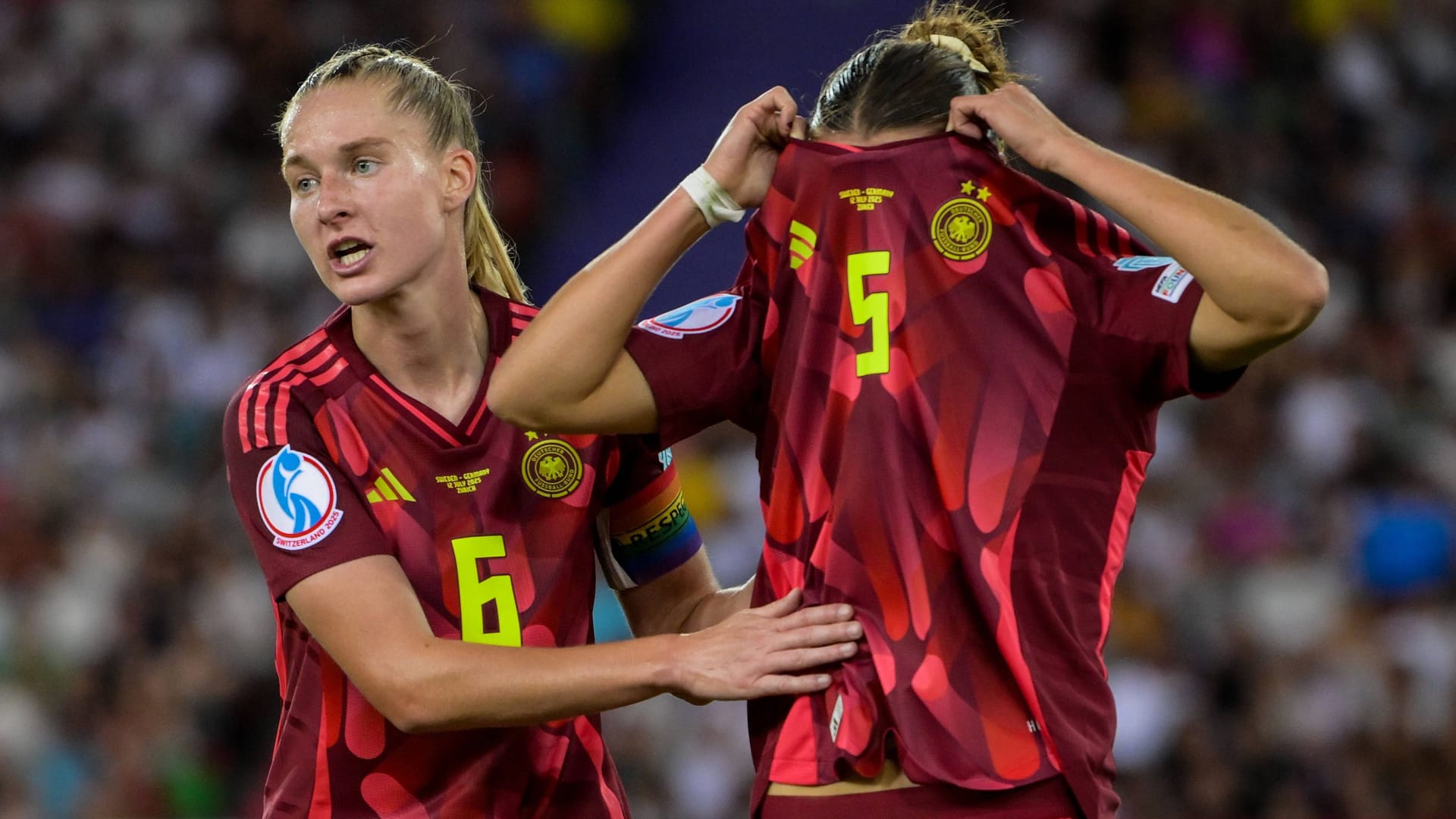 Untröstlich: DFB-Verteidigerin Carlotta Wamser (r.) nach ihrem Platzverweis neben DFB-Kapitänin Janina Minge.