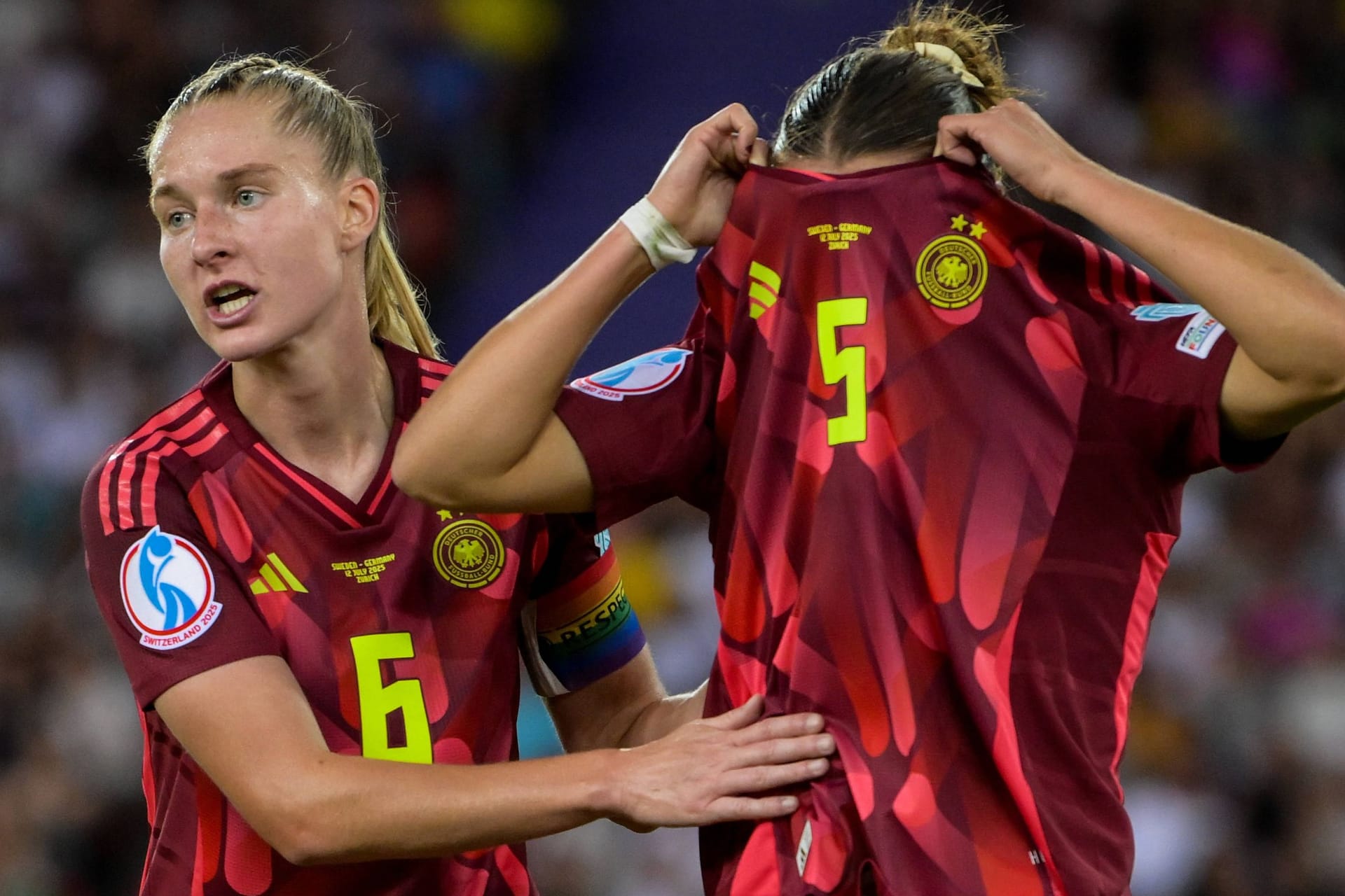 Untröstlich: DFB-Verteidigerin Carlotta Wamser (r.) nach ihrem Platzverweis neben DFB-Kapitänin Janina Minge.