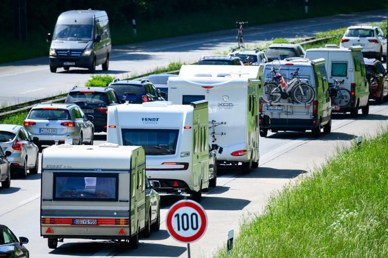 Zahlreiche Wohnmobile, Wohnwagen und Autos stehen im Autobahn-Stau (Symbolbild): Am Freitag beginnen die Sommerferien in fünf Bundesländern.
