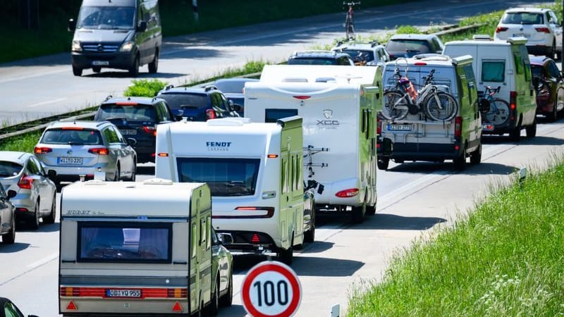 Zahlreiche Wohnmobile, Wohnwagen und Autos stehen im Autobahn-Stau (Symbolbild): Am Freitag beginnen die Sommerferien in fünf Bundesländern. Zahlreiche Wohnmobile, Wohnwagen und Autos stehen im Autobahn-Stau (Symbolbild): Am Freitag beginnen die Sommerferien in fünf Bundesländern.
