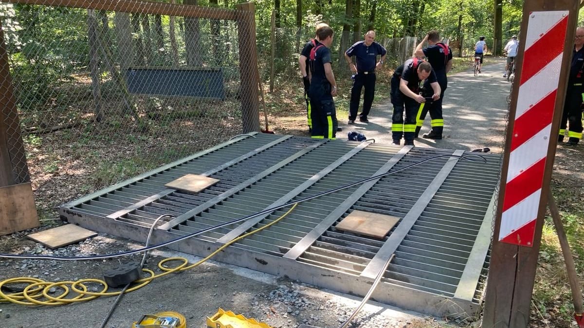 Schwierige Bergung: Einsatzkräfte mussten das schwere Gitter vom Boden anheben.