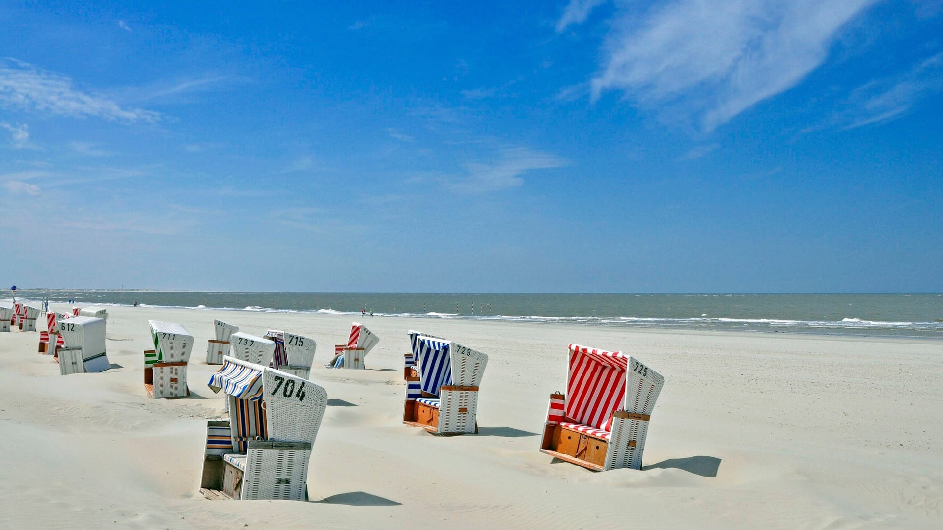 Blauer Himmel, weißer Sand: Auf Baltrum warten Strandkörbe auf Badegäste. Blauer Himmel, weißer Sand: Auf Baltrum warten Strandkörbe auf Badegäste.