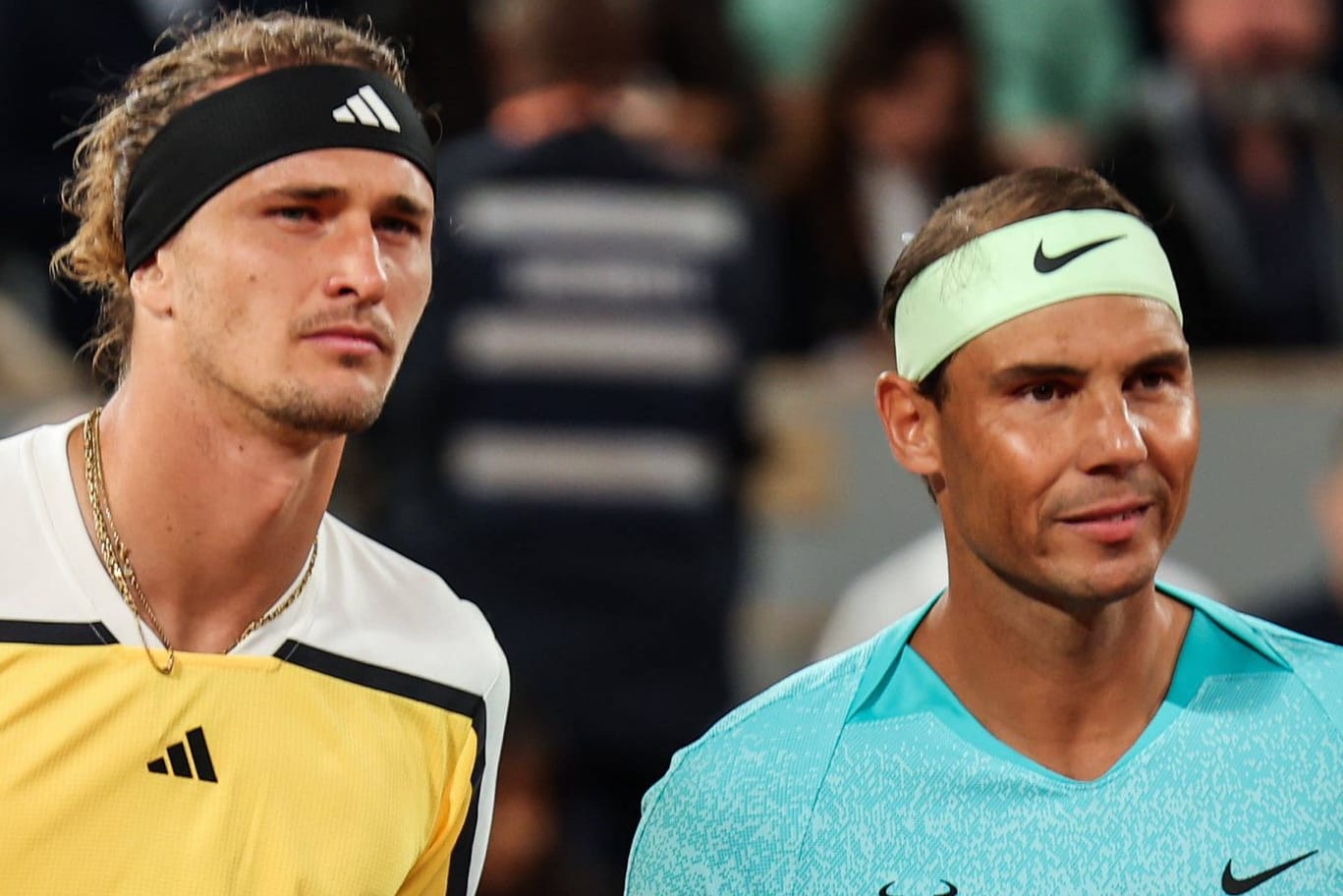Rafael Nadal (r.) neben Alexander Zverev (Archivbild): Der Hamburger setzt auf die spanische Tennis-Ikone und dessen Familie, um wieder in Form zu kommen.