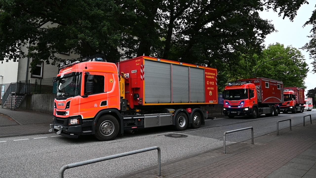 Spezialfahrzeuge der Feuerwehr bei einem Einsatz in Harburg: Drei Personen sind in der Asklepios-Klinik bei einem Flüssigkeitsaustritt verletzt worden. Spezialfahrzeuge der Feuerwehr bei einem Einsatz in Harburg: Drei Personen sind in der Asklepios-Klinik bei einem Flüssigkeitsaustritt verletzt worden.