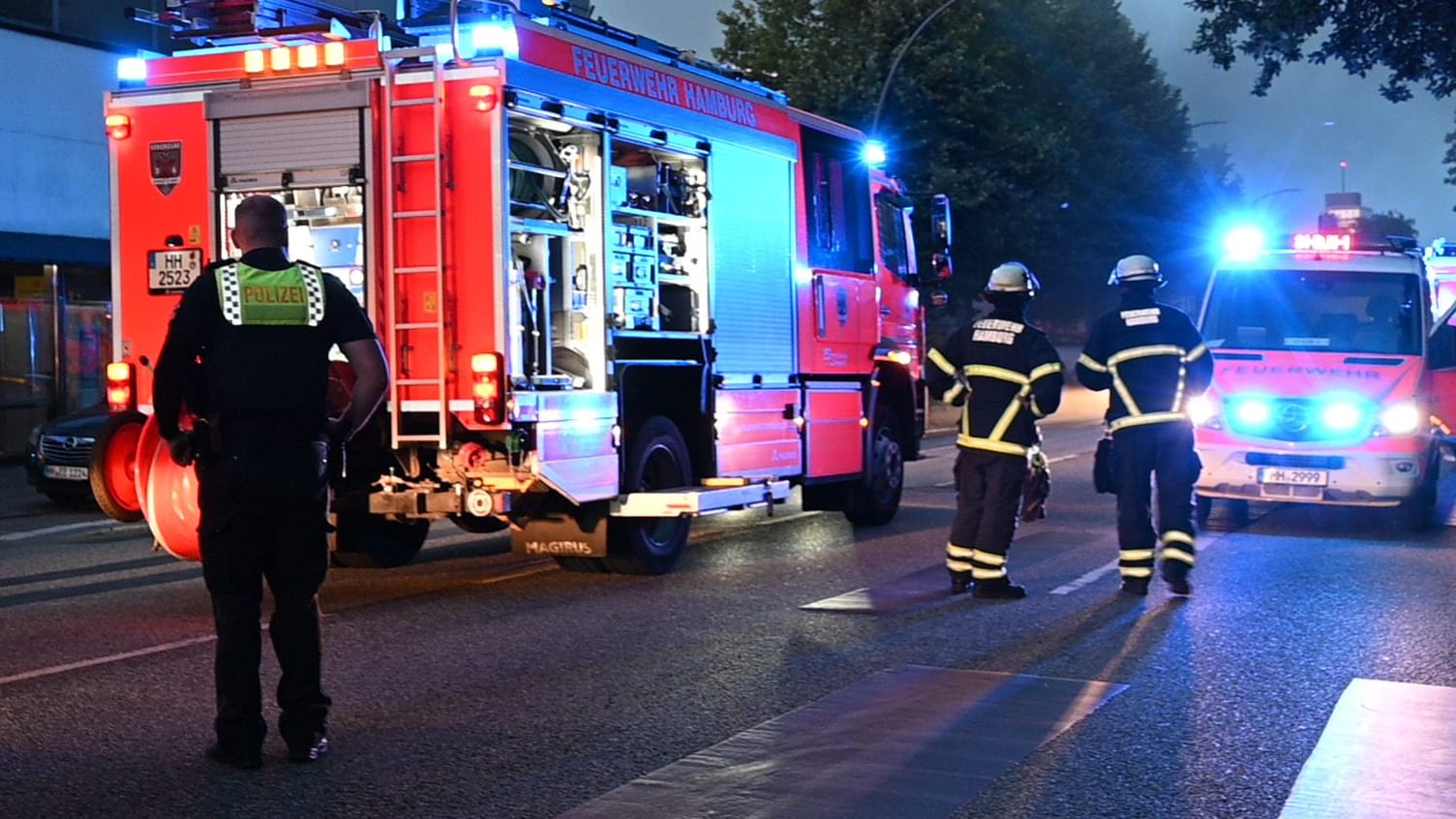 Feuerwehrleute im Einsatz während des ersten Feuers: Gleich zweimal brannte die leer stehende Harburger Tafel seit Freitagabend.