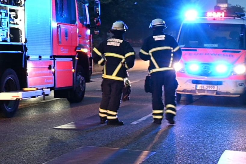 Feuerwehrleute im Einsatz während des ersten Feuers: Gleich zweimal brannte die leer stehende Harburger Tafel seit Freitagabend.