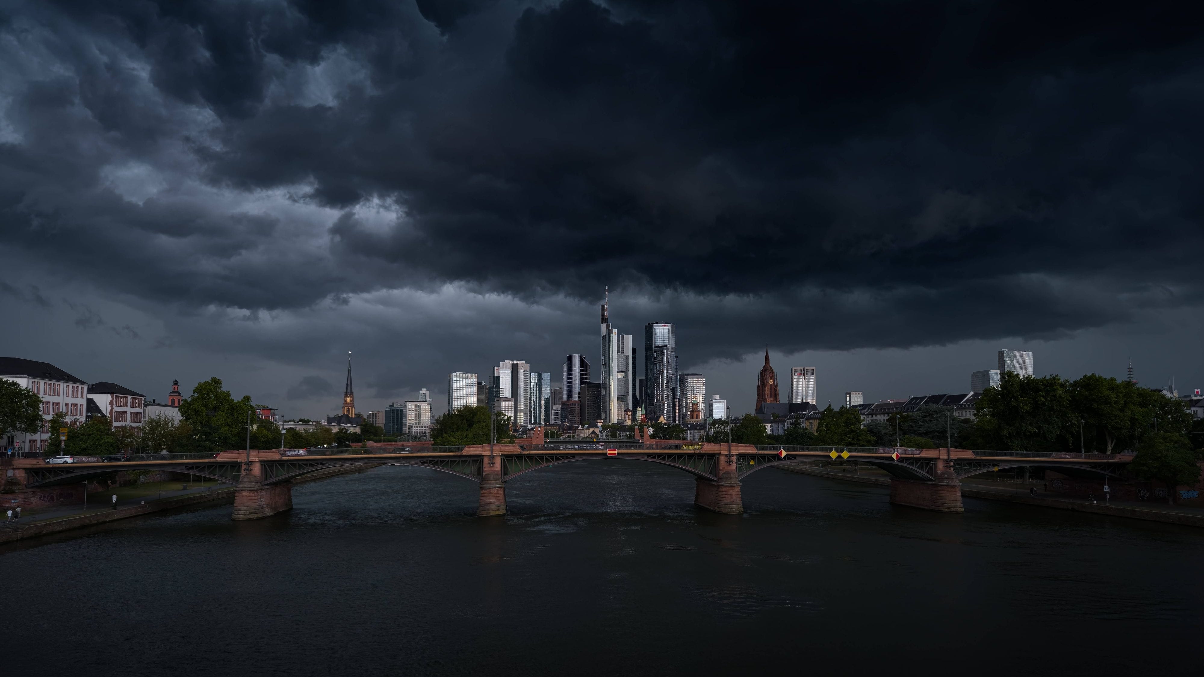 Ein Juli-Gewitter über Frankfurt. Das Wetter in Deutschland wird von einem ungewöhnlichen Teif geprägt.