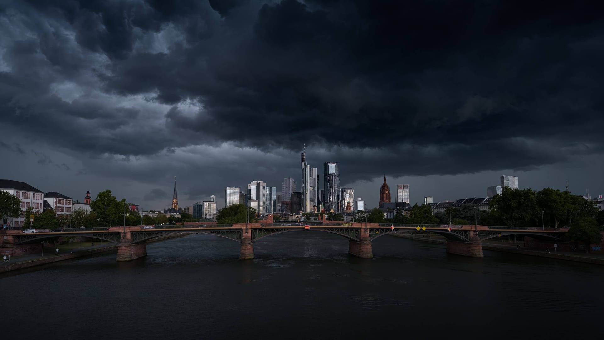 Ein Juli-Gewitter über Frankfurt. Das Wetter in Deutschland wird von einem ungewöhnlichen Teif geprägt.