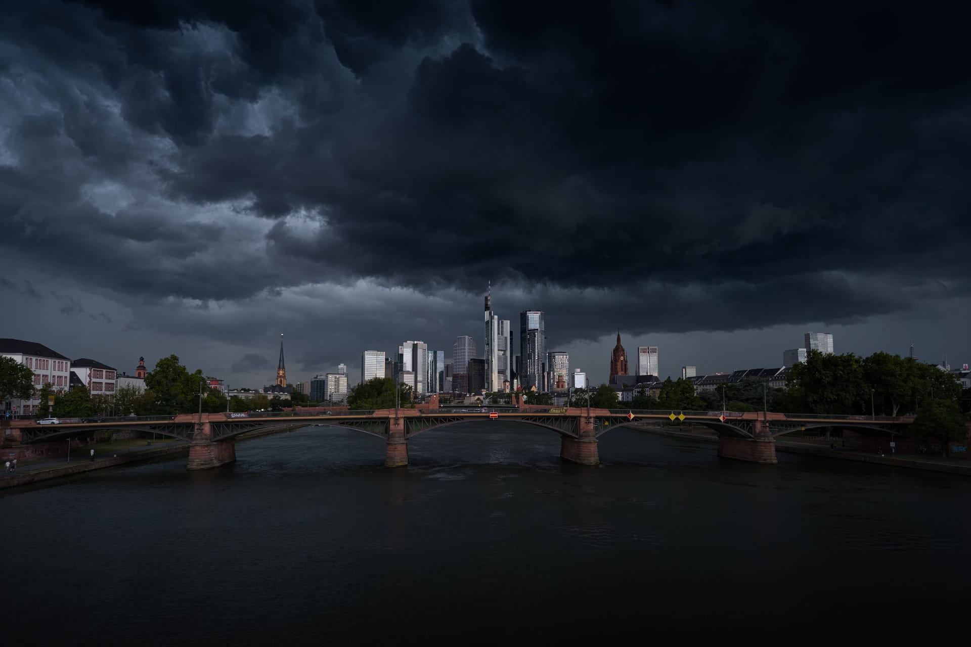 Ein Juli-Gewitter über Frankfurt. Das Wetter in Deutschland wird von einem ungewöhnlichen Teif geprägt.