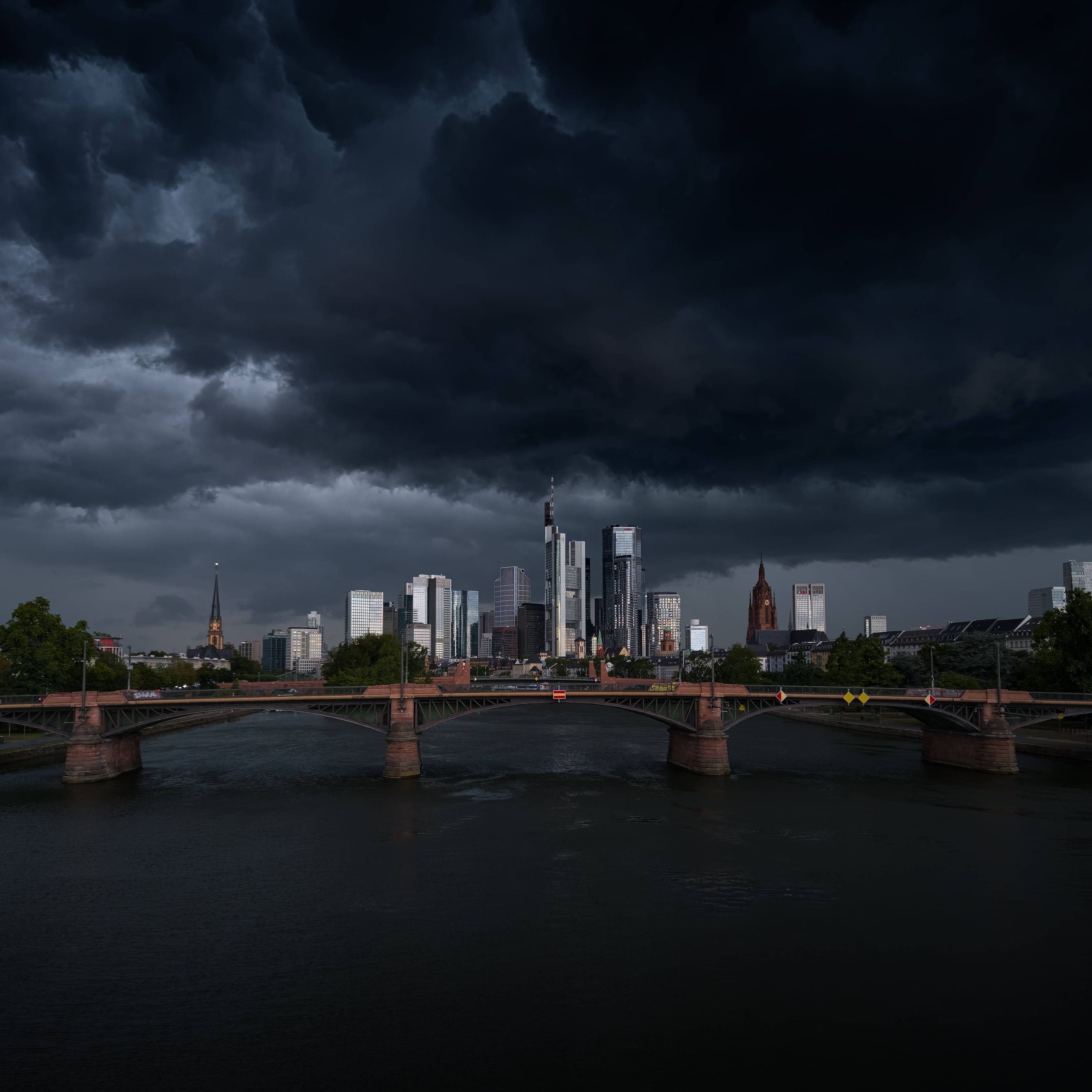 Ein Juli-Gewitter über Frankfurt. Das Wetter in Deutschland wird von einem ungewöhnlichen Teif geprägt.