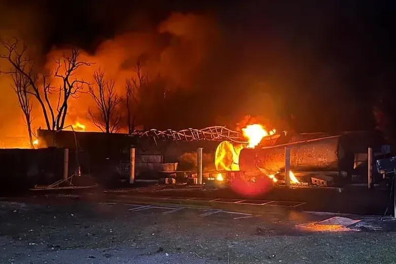 Dieses von den russischen Besatzern verbreitete Foto soll den Brand in einem Logistikzentrum in Luhansk zeigen.
