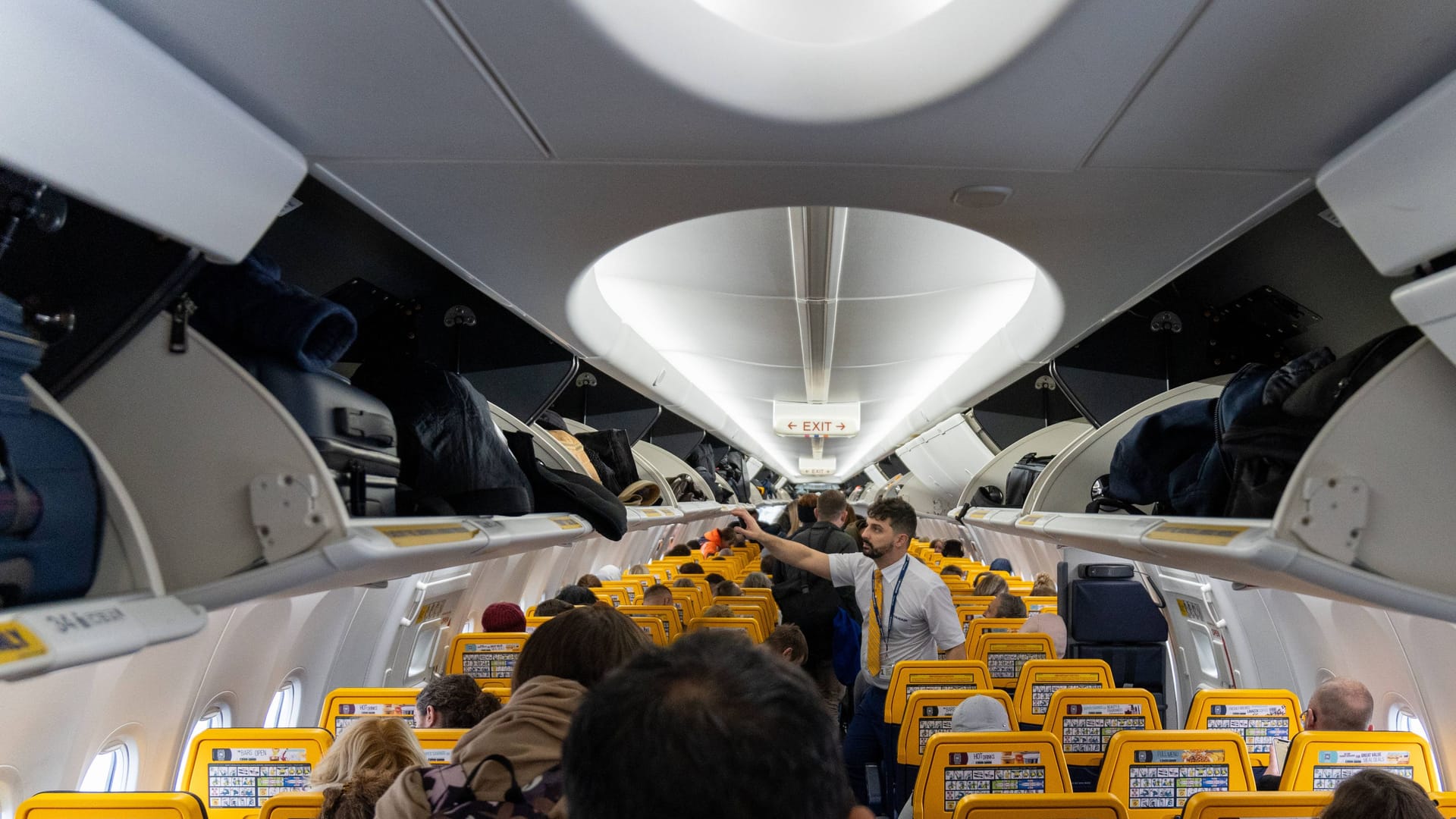 Volle Gepäckablagen: Ryanair plant härter gegen zu großes Handgepäck vorzugehen.